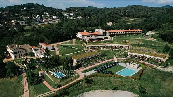 ACUERDO ENTRE RENFE Y EL ECORESORT MAS SALAGROS PARA PROMOVER EL TURISMO SOSTENIBLE