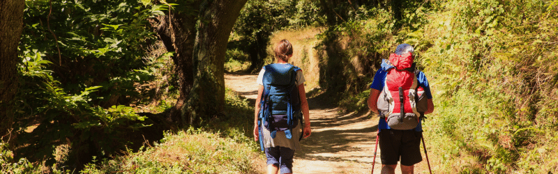 Dos personas caminando en el bosque