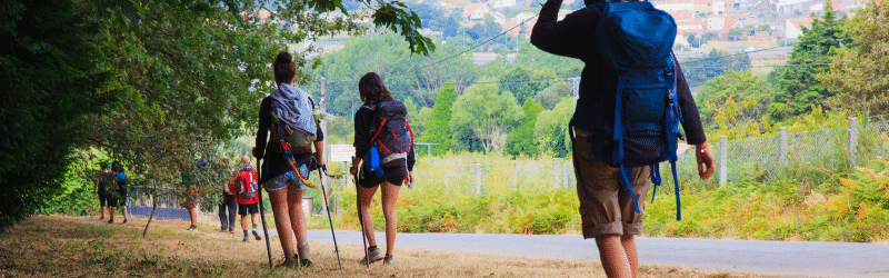 Personas del Camino de Santiago caminando
