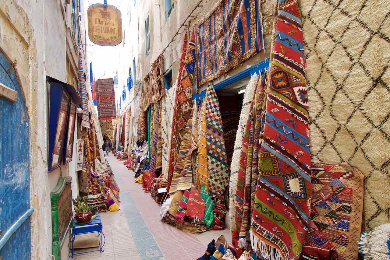 Essaouira, Marokko, Gasse mit Teppichen ©PetersTravel