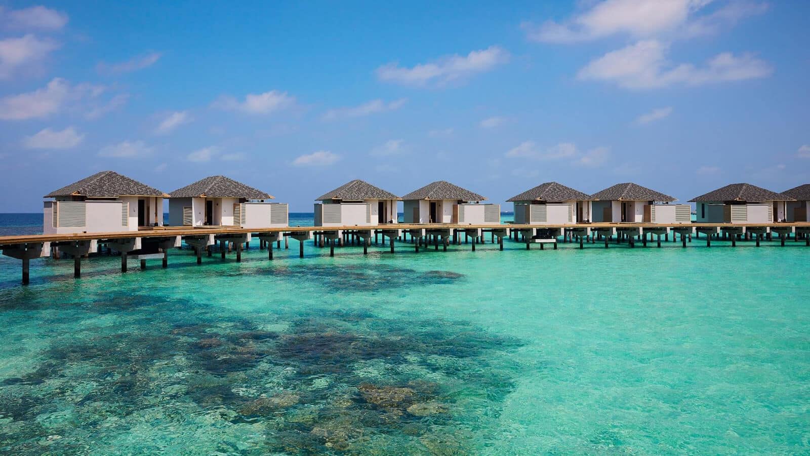overwater-villa-walk-way-resort-maldivas
