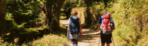 Dos personas caminando en el bosque