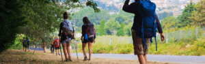 Personas del Camino de Santiago caminando