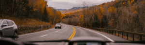 Coche eléctrico por la carretera